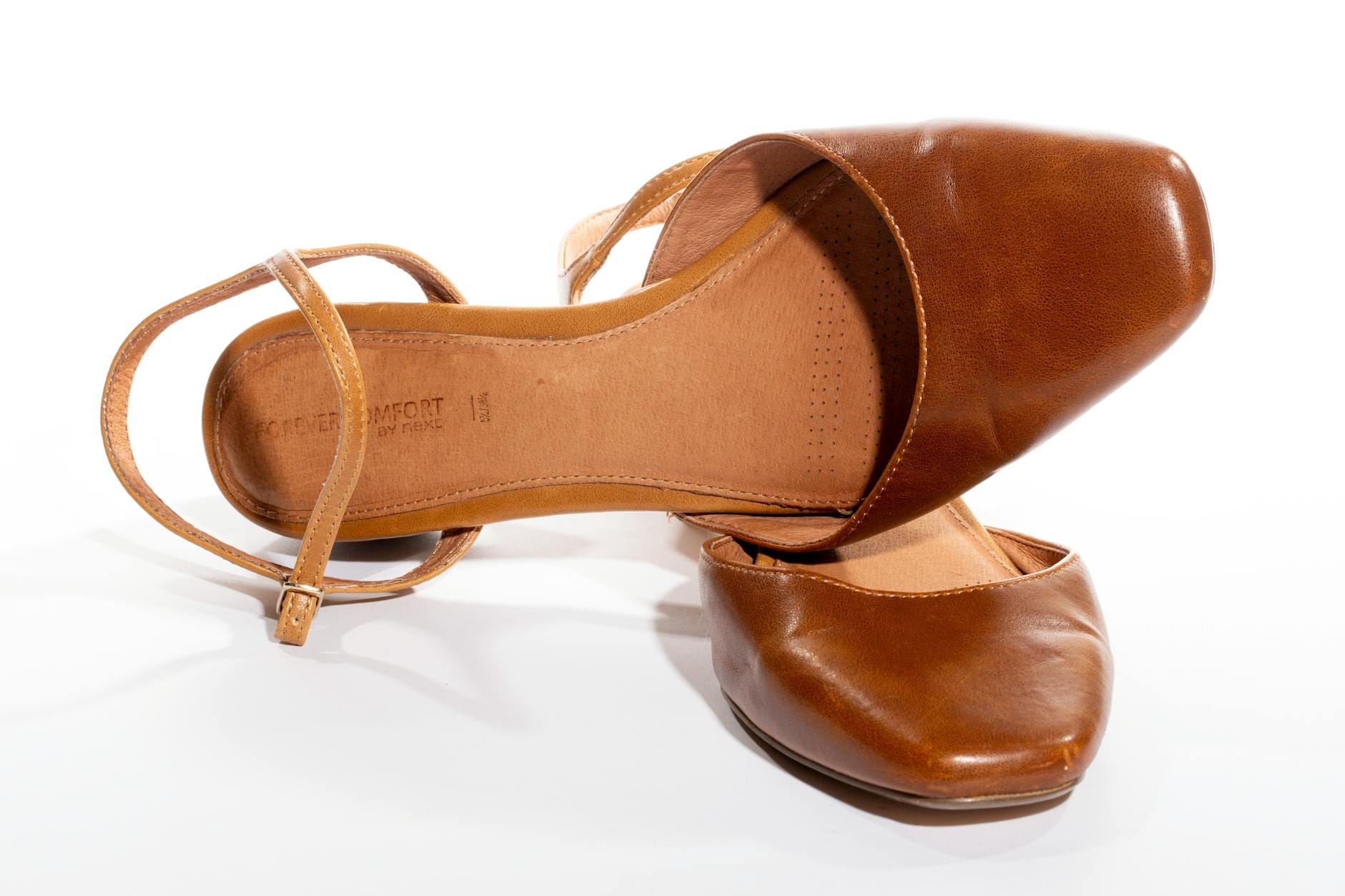 Brązowe skórzane baleriny z paskami na płaskim obcasie