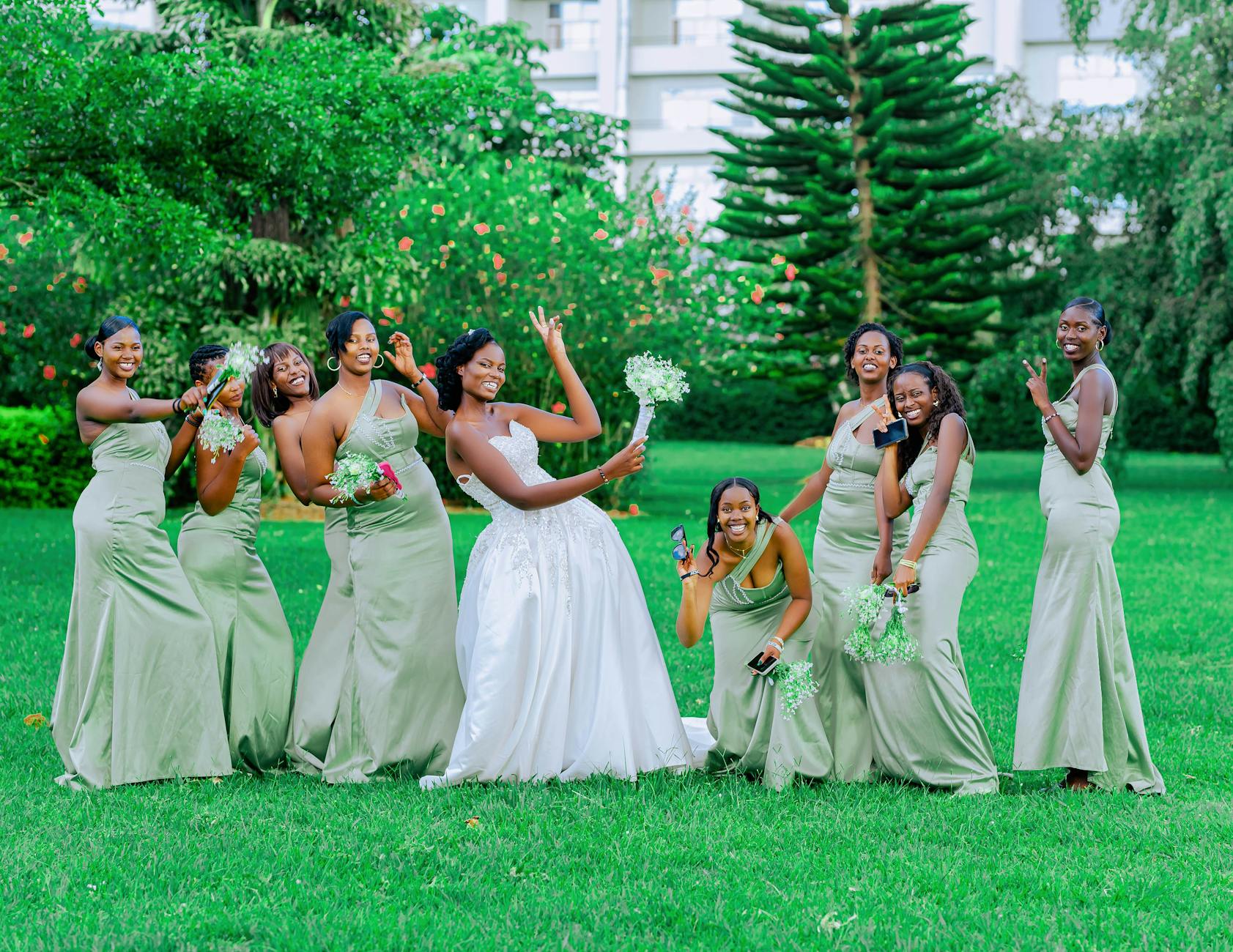 Panna młoda z druhnami w ogrodzie podczas radosnego świętowania