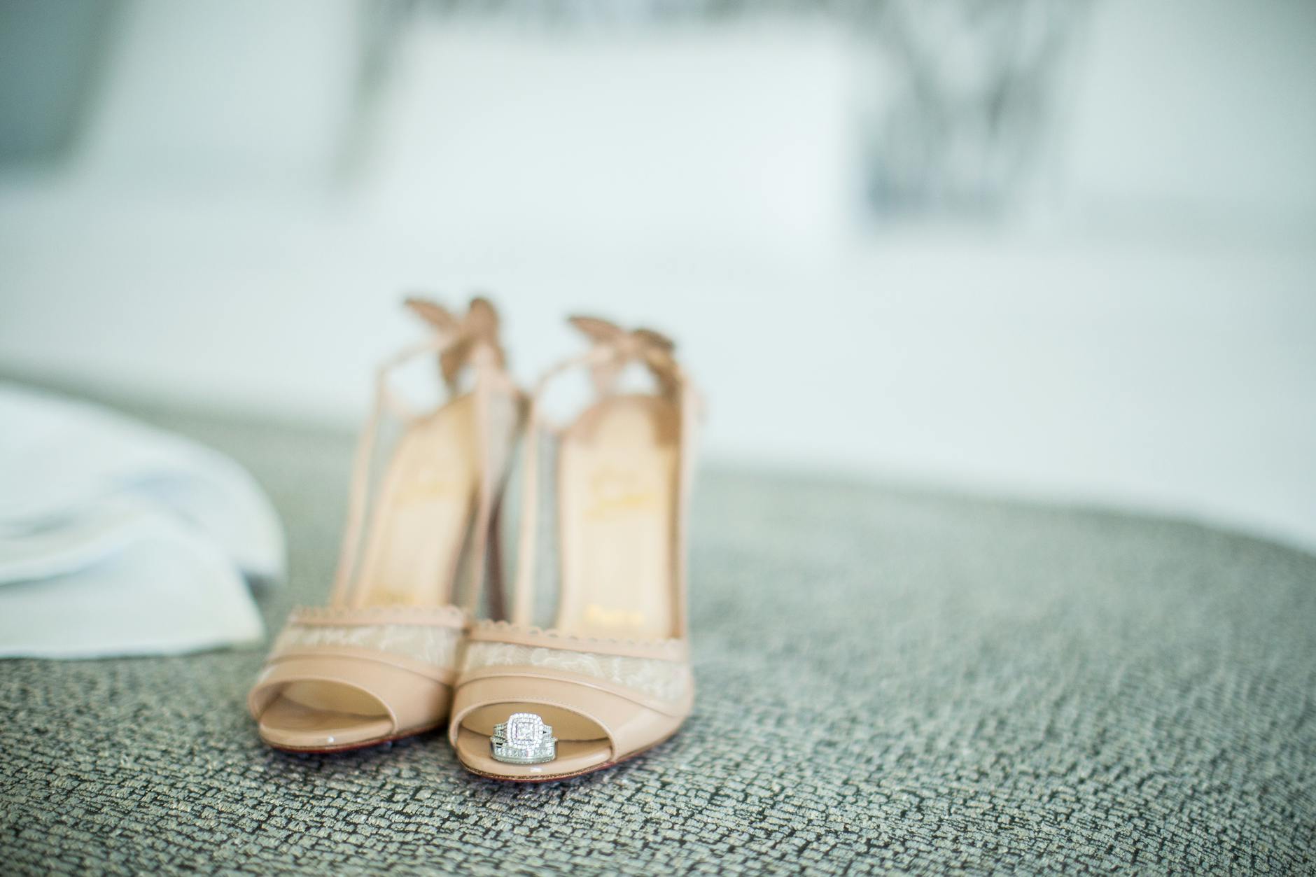 Pierścionek zaręczynowy na beżowych szpilkach ślubnych w odcieniu nude