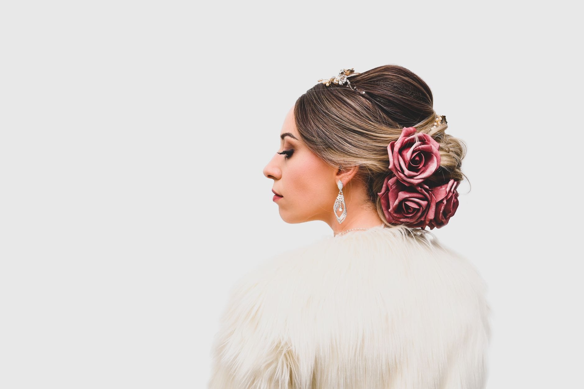 Elegancka kobieta z upięciem w kształcie róży w futrzanym płaszczu Elegancka kobieta z upięciem w kształcie róży w futrzanym płaszczu
