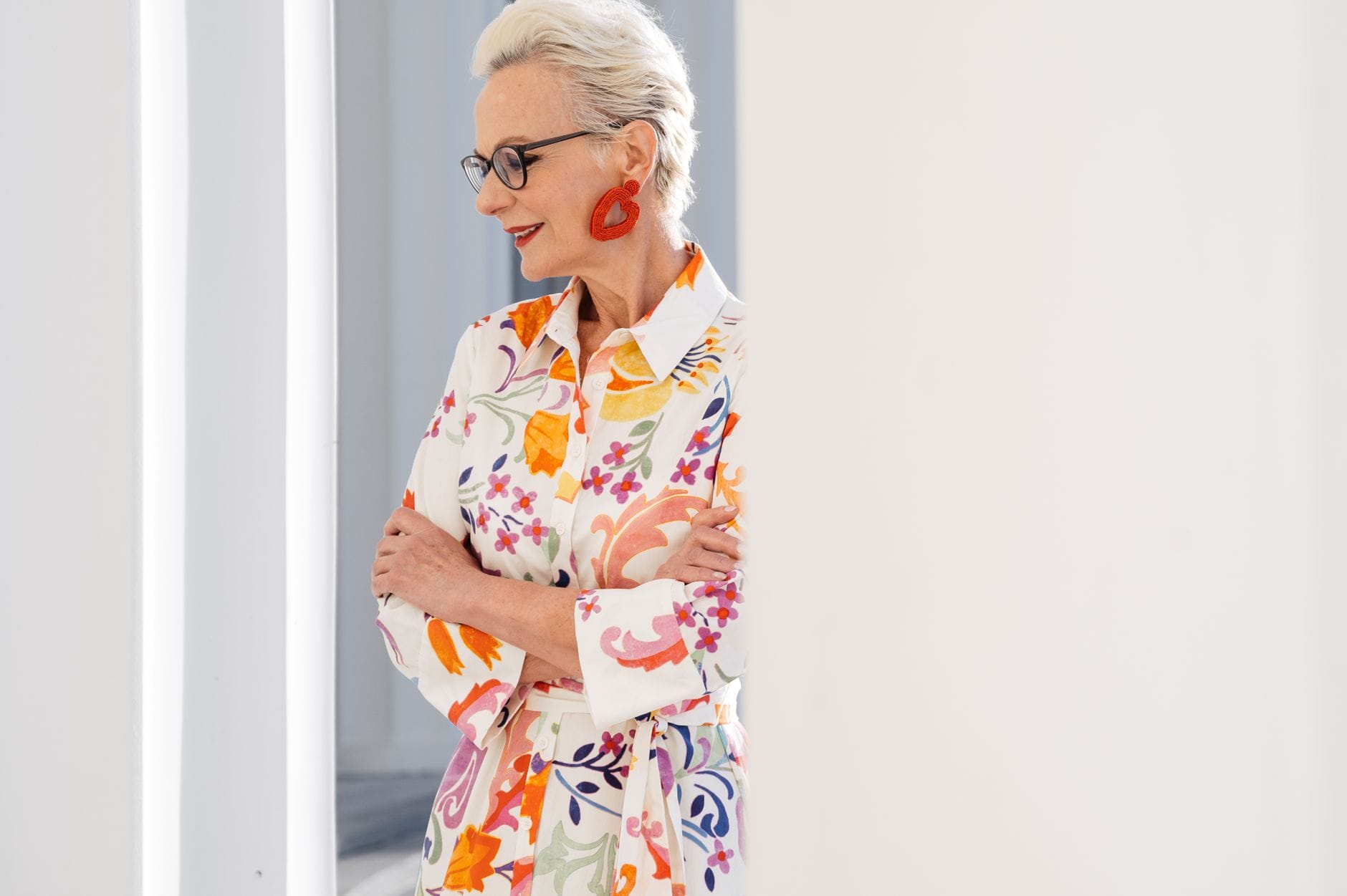 Elegancka kobieta 50+ w kolorowej sukience we wzory